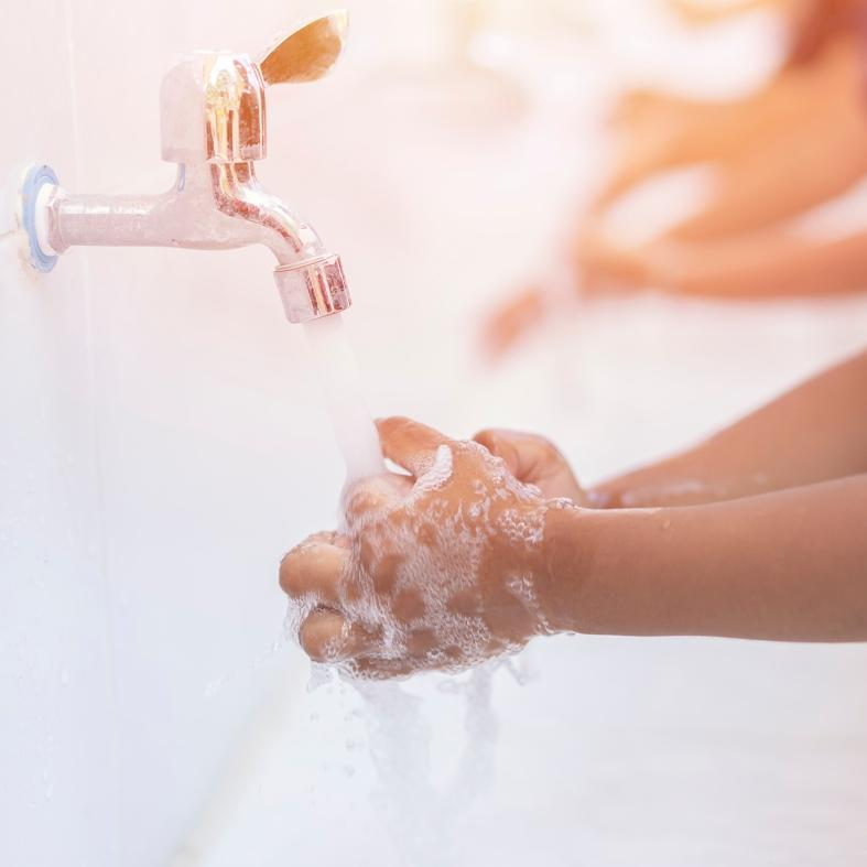 Lavaggio delle mani al rubinetto — uso quotidiano dell’acqua potabile